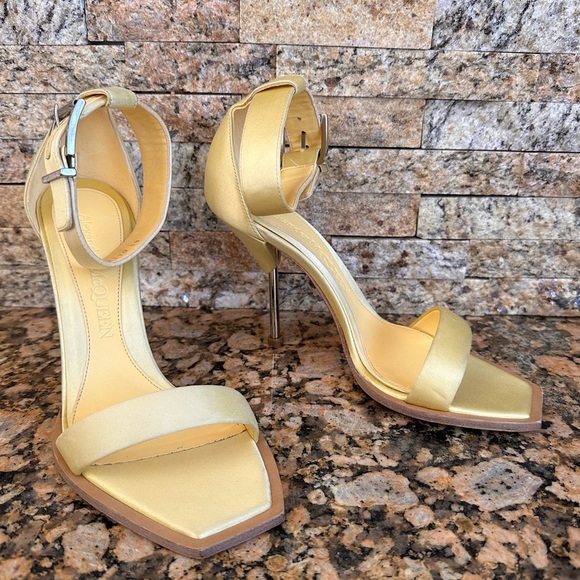 Alexander McQueen Ankle Strap Sandal Pale Yellow - Picture 5 of 16